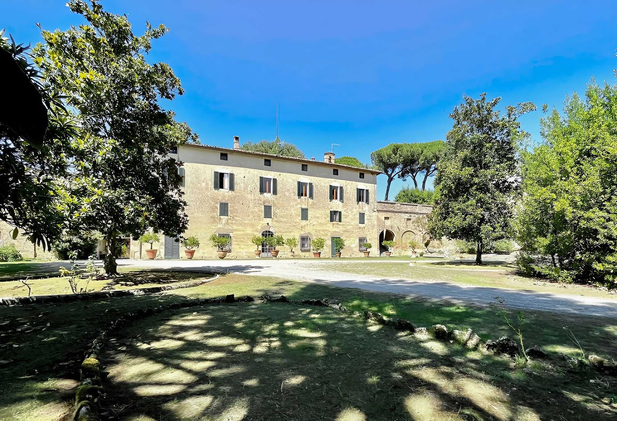Photos Stately estate in hillside position with view on Siena