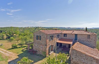 Stuehus købe Asciano, Toscana, RIF 2982 Blick auf Rustico und Innenhof