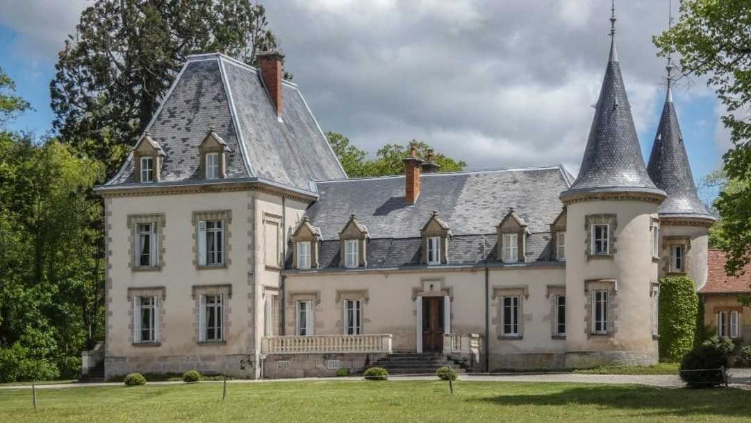 Photos French castle in Burgundy with stables and landscape park