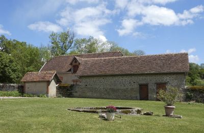 Castle for sale Bourgogne-Franche-Comté, Outbuilding