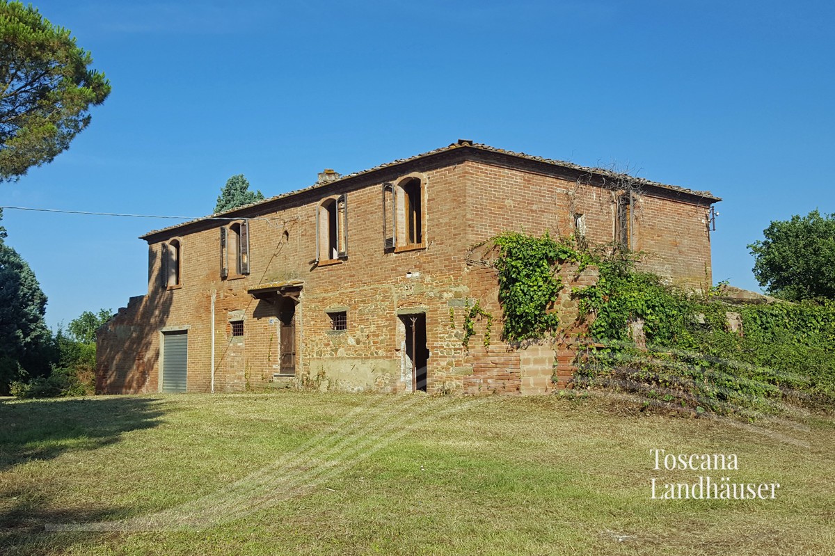 Photos Historical farmhouse with land, near Siena