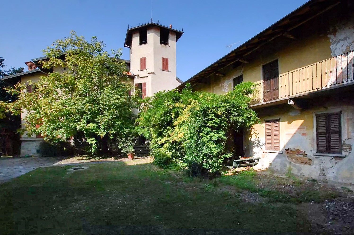 Photos Castle-like villa in Golasecca, Piedmont