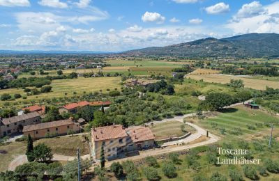 Country House for sale Cortona, Tuscany:  RIF 3085 Blick auf Landhaus und Umgebung