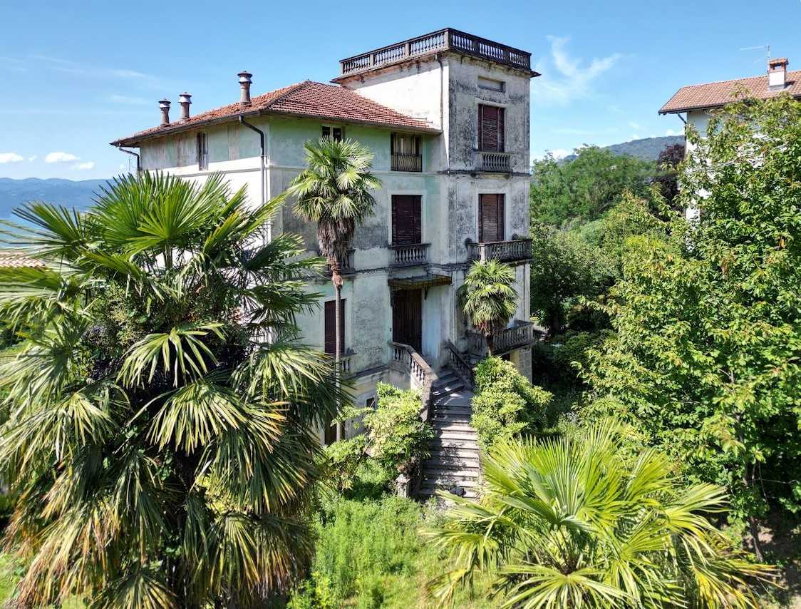 Photos Old Mansion in Verbania Antoliva with lake view and garden