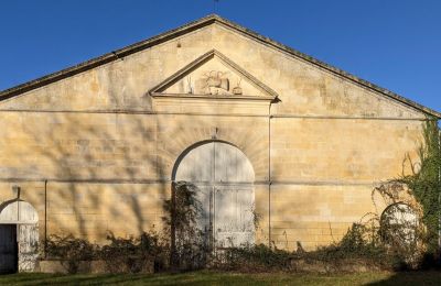 Castle for sale Saintes, New Aquitaine:  Outbuilding