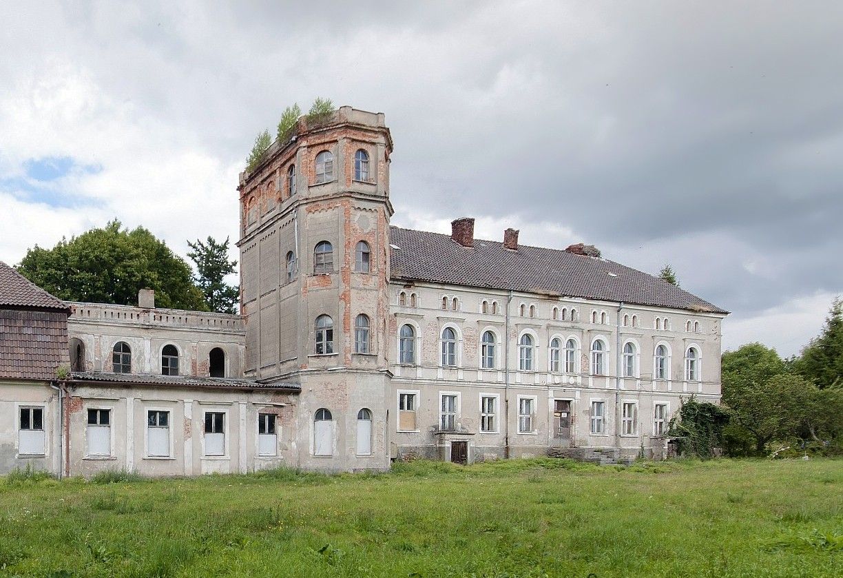 Photos Cecenowo: Castle and park complex in Pomerania