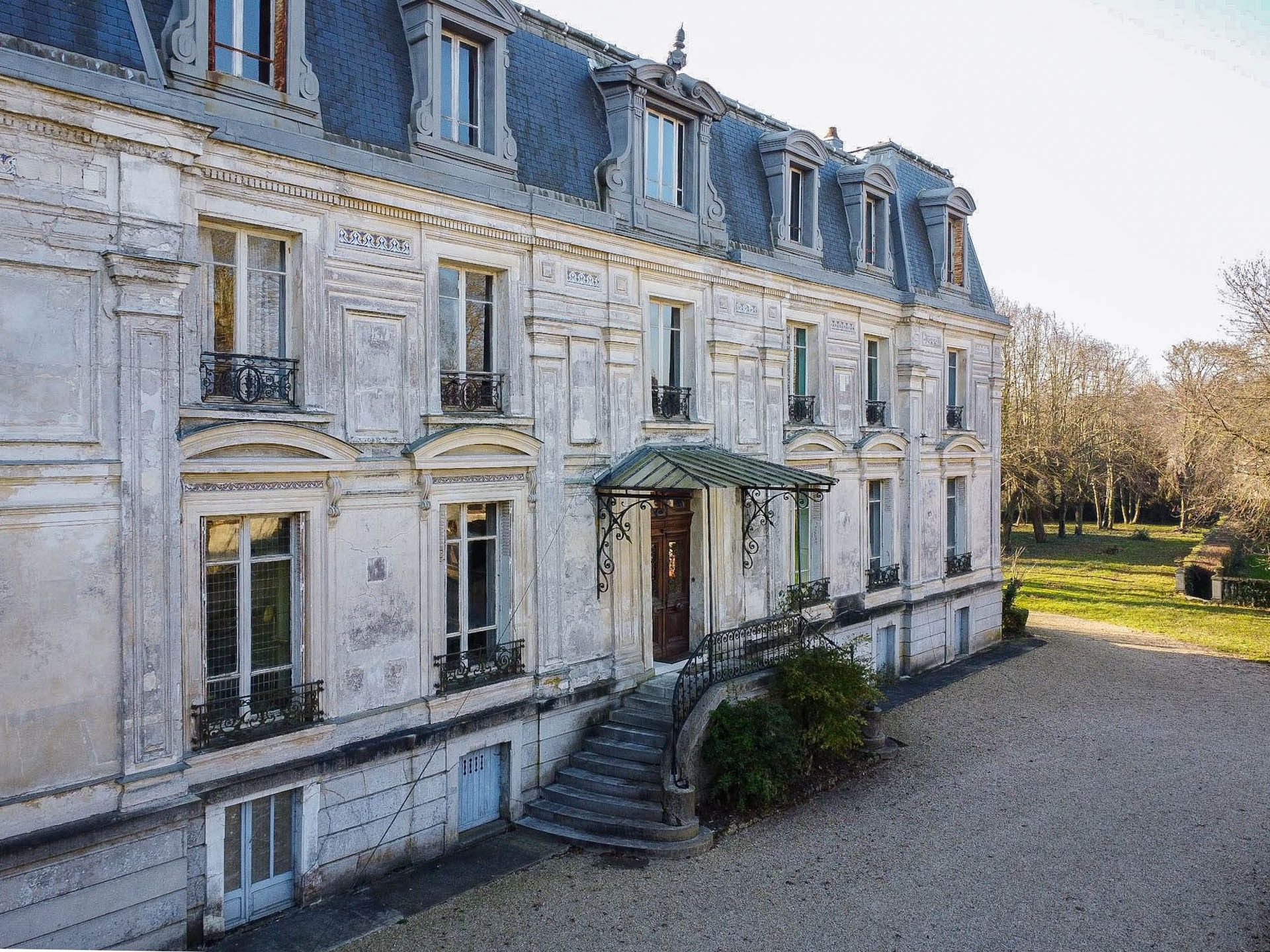 Photos Neoclassical château near Paris, 5 ha park