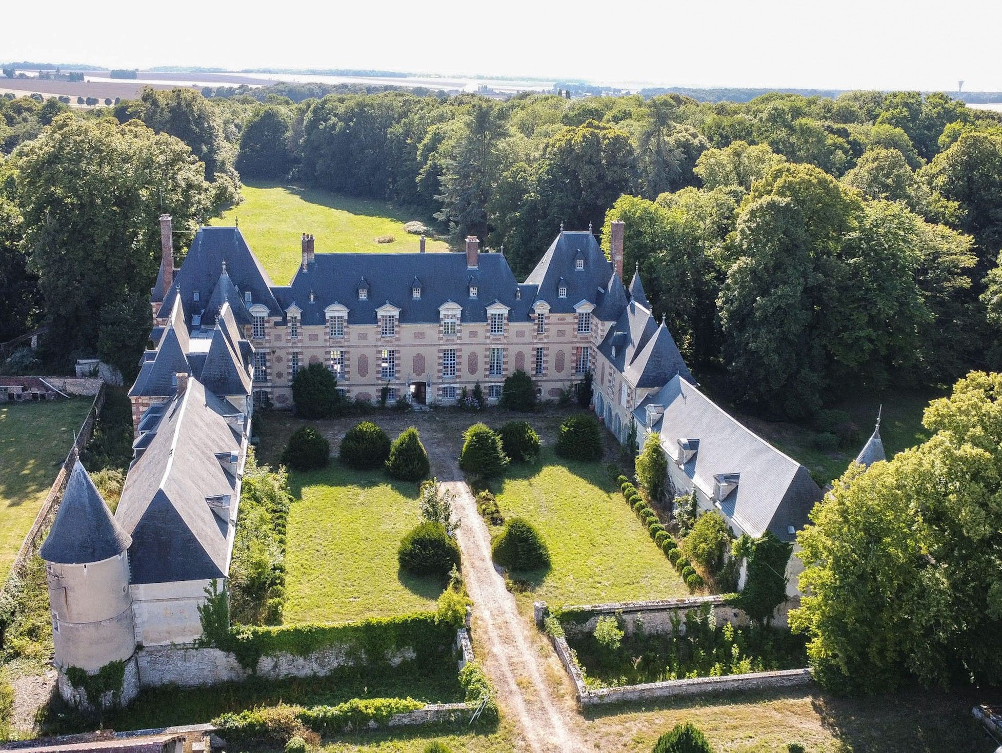 Château Louis XIII: slot i Normandiet nær Paris, Slot købe