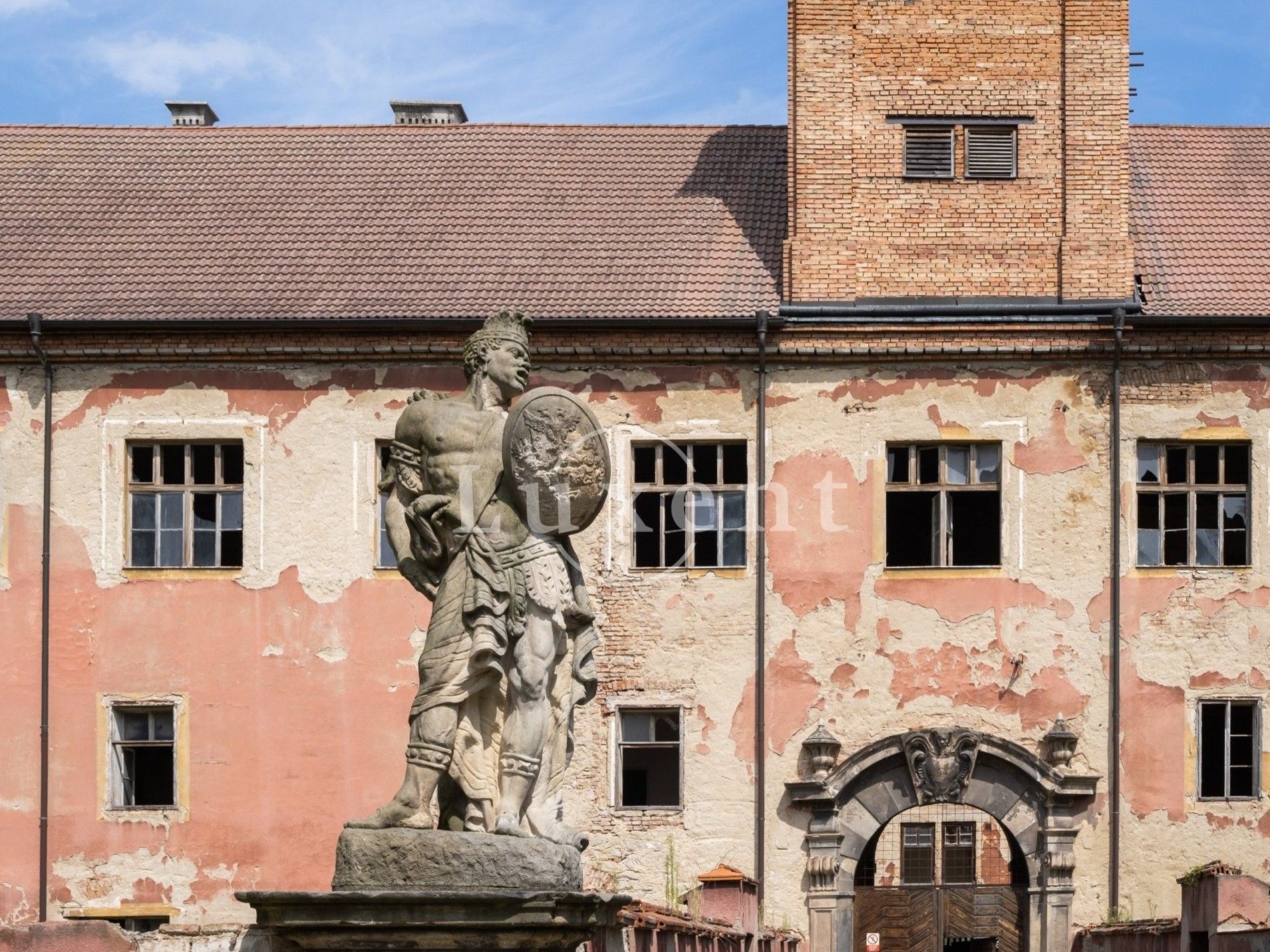 Photos Fixer upper investment castle near Prague