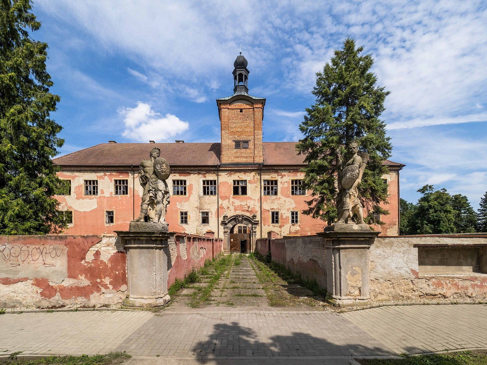Photos Fixer upper investment castle near Prague
