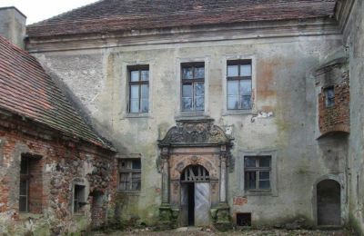 Castle for sale Osetno, Pałac w Osetnie, Lower Silesian Voivodeship, Courtyard