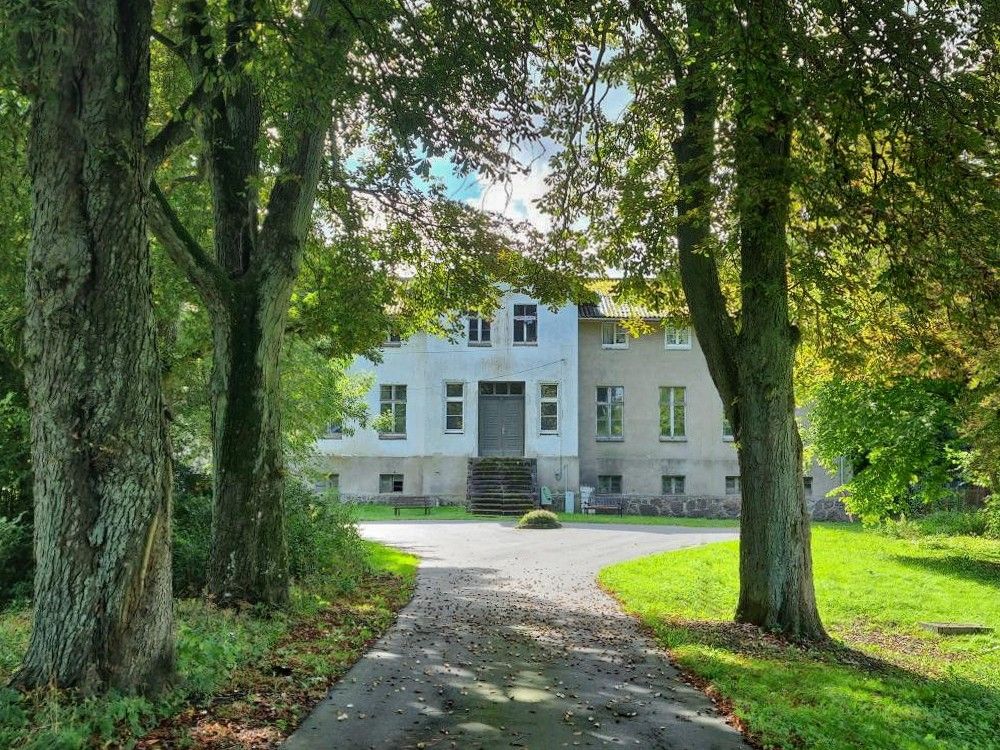 Photos Between woods and meadows: Manor in secluded location