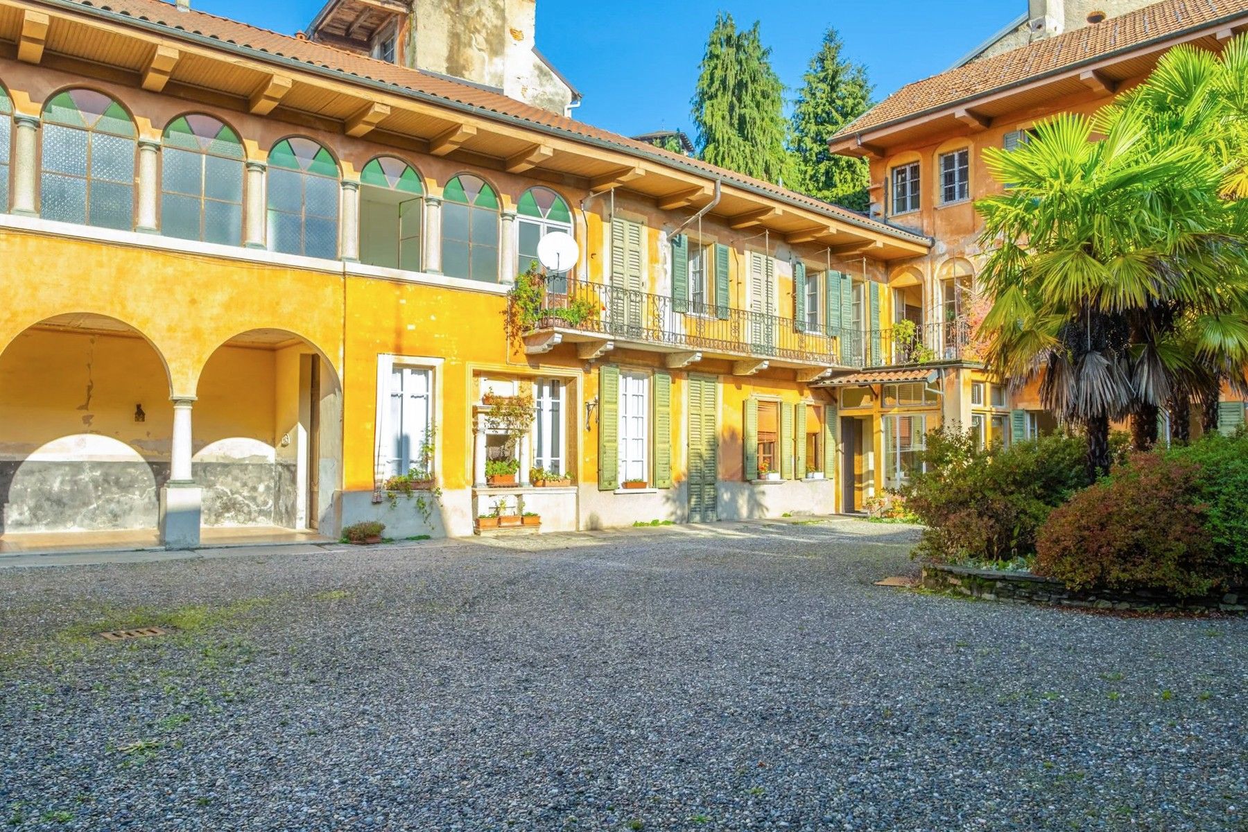 Photos Historic building in Miasino on Lake Orta