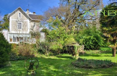 Historic Villa for sale Bussac-sur-Charente, New Aquitaine, Photo 1/33