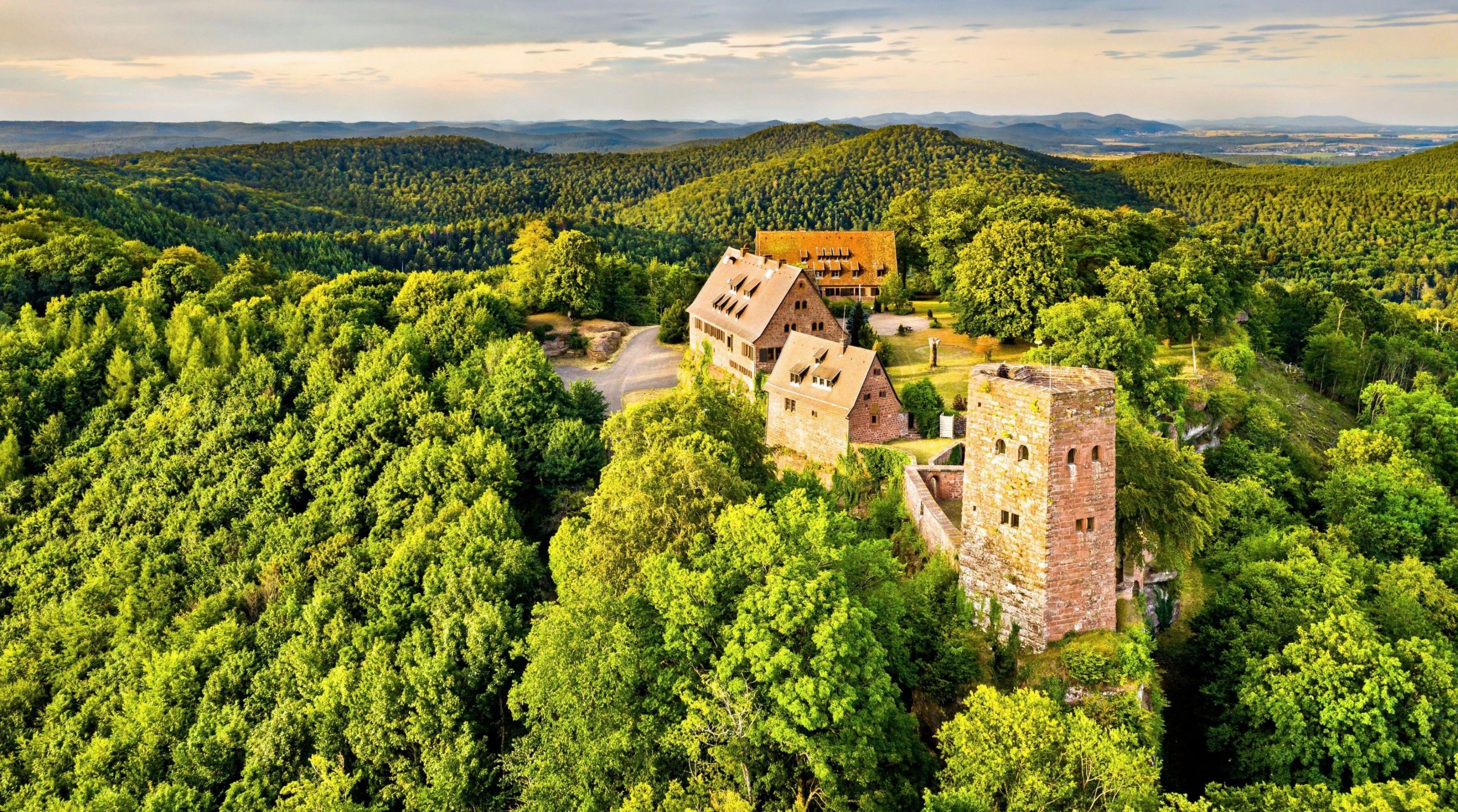 Photos Medieval castle Château de Hunebourg in Alsace