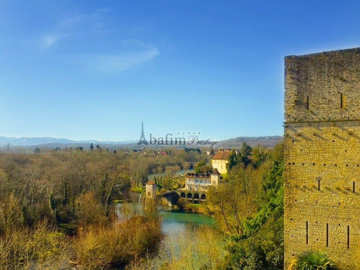 Photos Part of a medieval fortress in Sauveterre-de-Béarn with a modern heat pump