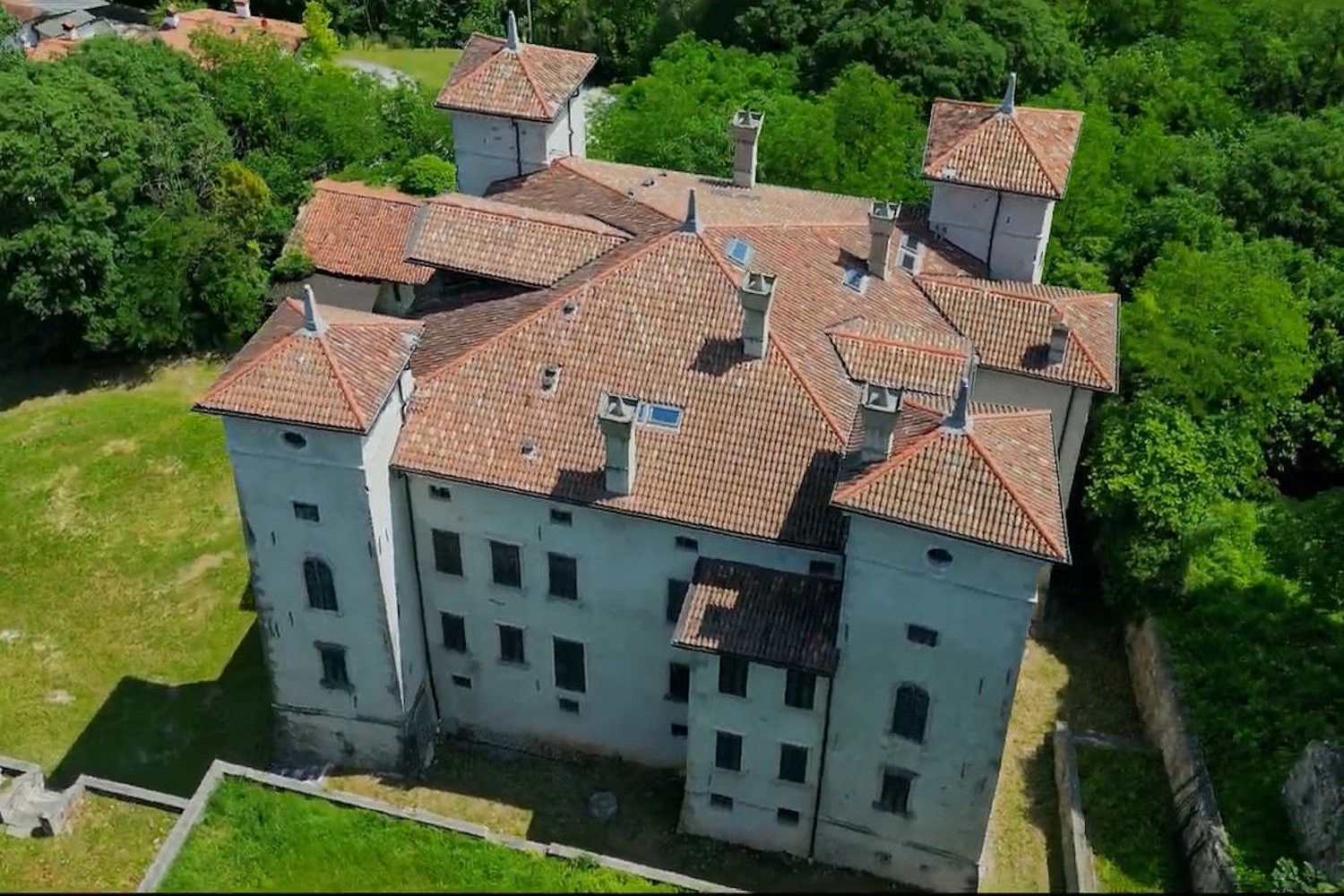 Photos Castle with 110 hectars land, vineyards and wine production in northern Italy for sale