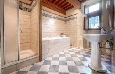 Historic property for sale Vers-Pont-du-Gard, Occitania, Bathroom