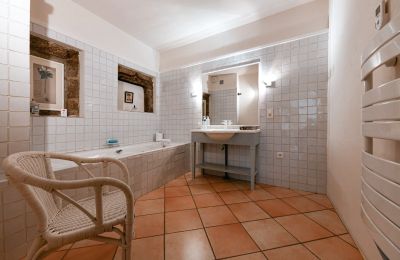 Historic property for sale Vers-Pont-du-Gard, Occitania, Bathroom