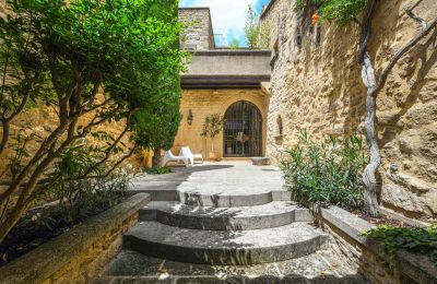 Historic property for sale Vers-Pont-du-Gard, Occitania, Courtyard