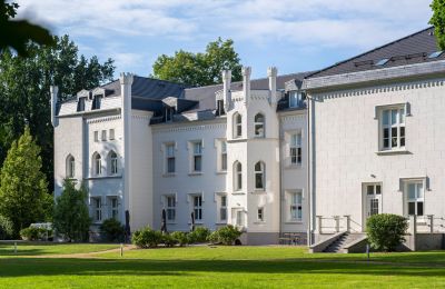 Historic properties, Living in a castle: Modern apartment near the Baltic Sea