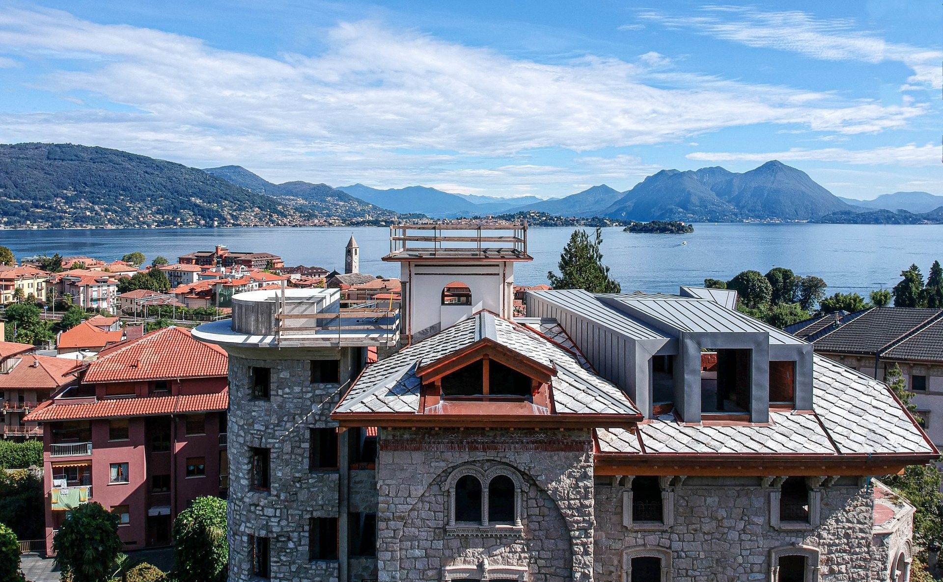 Photos Prestigious period villa in Baveno in need of renovation