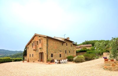 Country House for sale Figline e Incisa Valdarno, Tuscany, RIF 2966 Haupthaus und Vorplatz