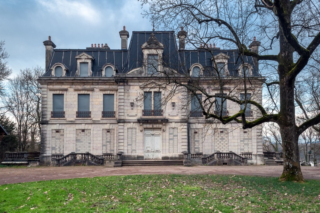 Like a haunted mansion: Château in Crissey, Burgundy, Crissey