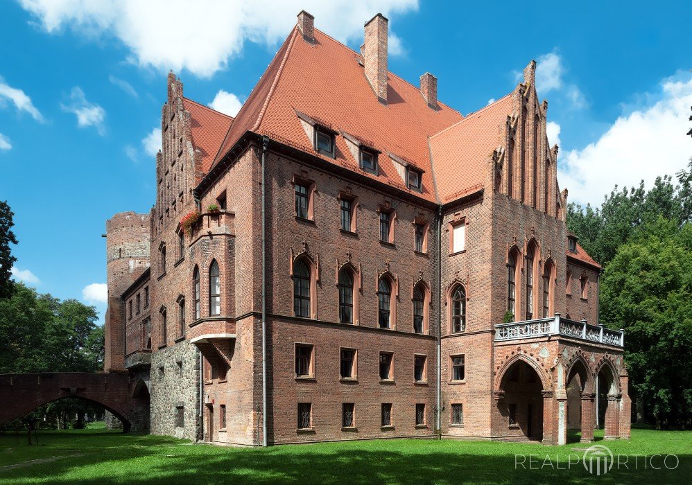 Medieval Castle and Palace in Pęzino, Pęzino