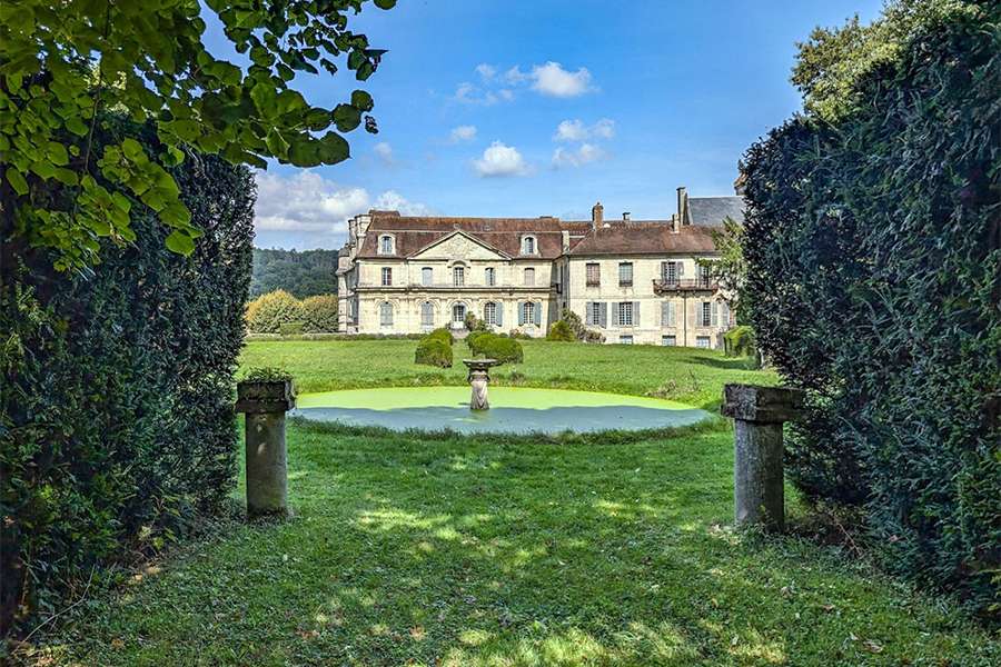 Buy castle property in France