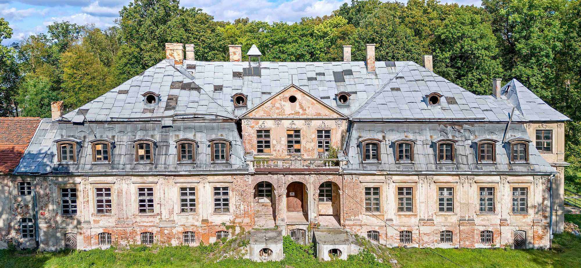 Fixer upper palace in Poland