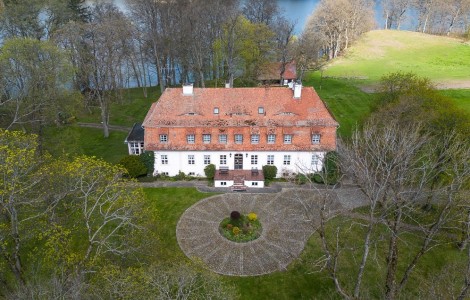 Solgt: Herregård ved søen